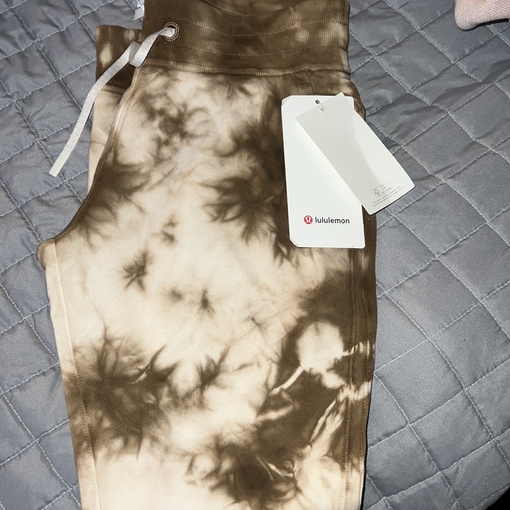 Lululemon - Picture 4 of 8